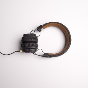 headphones-g49869388e_1280